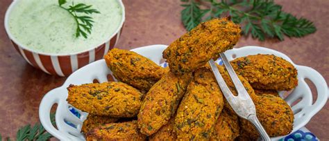 Farebné mrkvové kofty s batátmi na plechu pred pečením