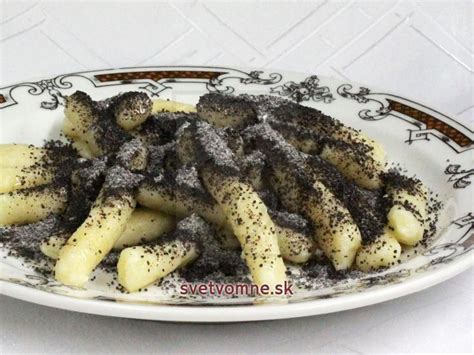 Servírované zemiakové šúľance s makom a maslom