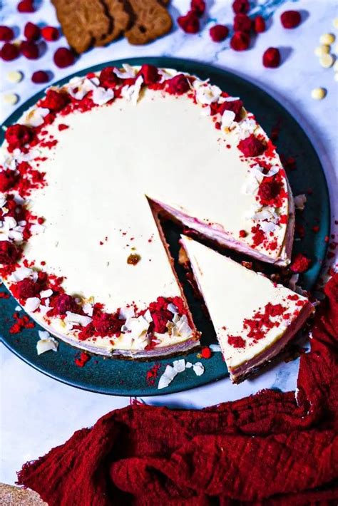 Hotová torta s bielou čokoládou a čerešňami