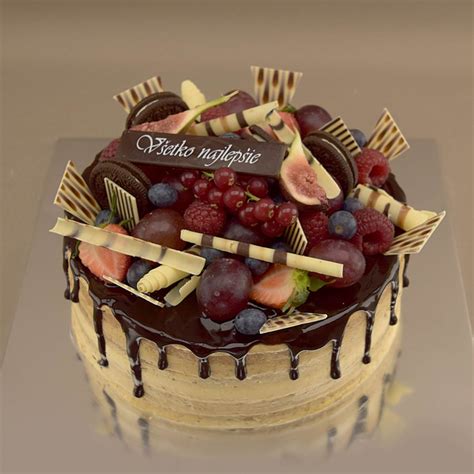 Ozdobená torta s čerstvým ovocím a mätou