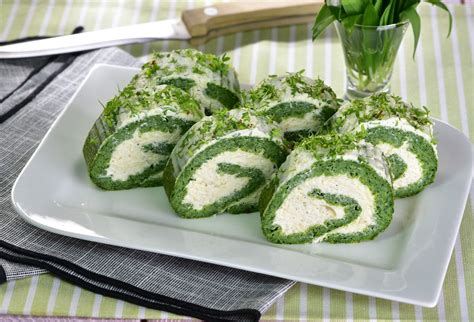 Hotová roláda s medvedím cesnakom pripravená na servírovanie