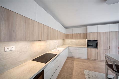 Interiér reštaurácie Greenfood s drevenými prvkami a akváriom