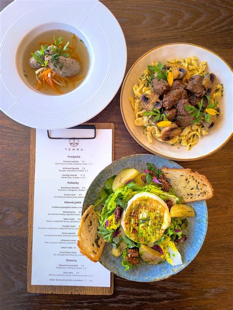 Servírované hlavné jedlo v reštaurácii