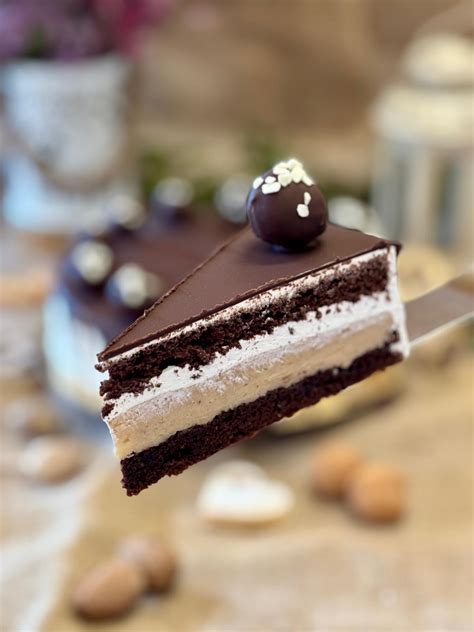 Hotová gaštanová torta ozdobená čokoládou a mandľami