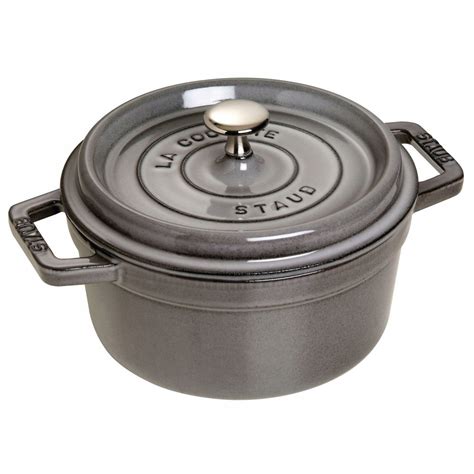 Liatinový hrniec Staub Cocotte s detailom parnej vložky