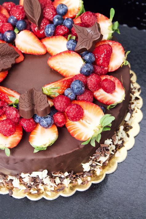 Ukážka torty zdobenej ovocím a čokoládovými hoblinkami