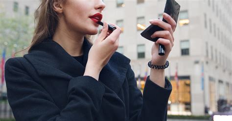 Žena nanášajúca make-up