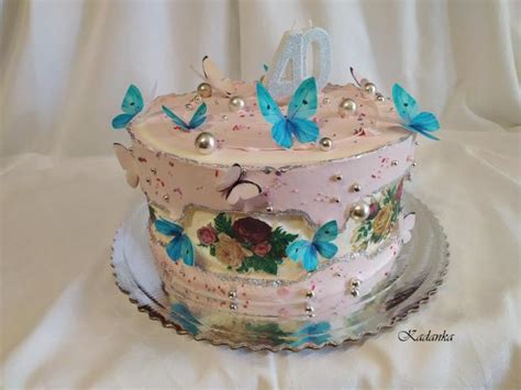 dvojposchodová torta s modrou stuhou a motýlikmi