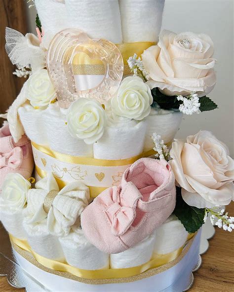 plienková torta ozdobená saténovými stuhami