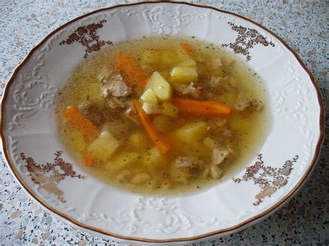 Opečené kuracie kosti a zelenina pripravené na vývar