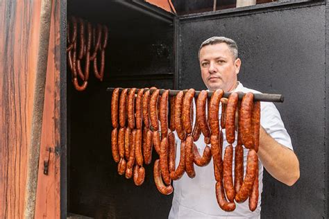 Ilustrácia správneho skladovania klobás v pivnici