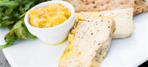 Nútené kŕmenie kačíc pri výrobe foie gras