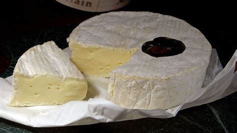 Detail syra Camembert s bielou plesňou