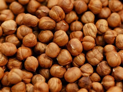 Lieskové orechy pripravené na použitie v tortovej ozdobe