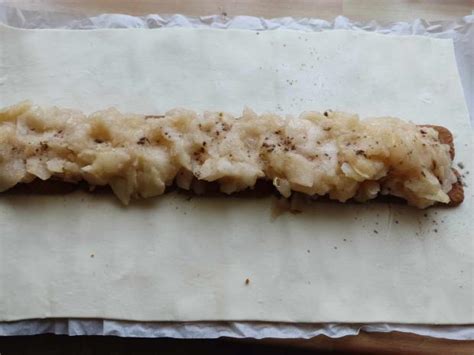 Zlatistý jablkovo-hruskový závin pripravený na krájanie