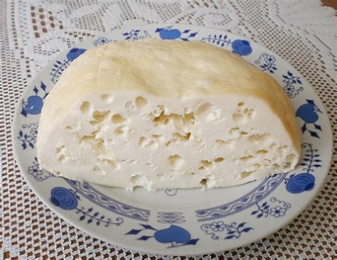 Hrudka čerstvého kozieho syra po odkvapkaní pred kysnutím