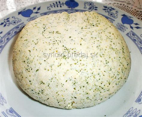 Hrudka čerstvého syra z kravského mlieka s prímesou byliniek