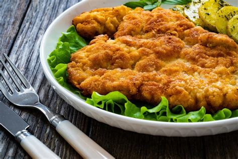 Ilustrácia obalovania rezňov v trojobale