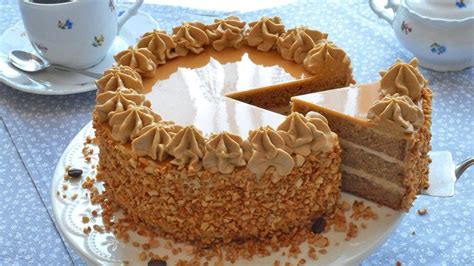 kompletne ozdobená karamelovo-kávová torta