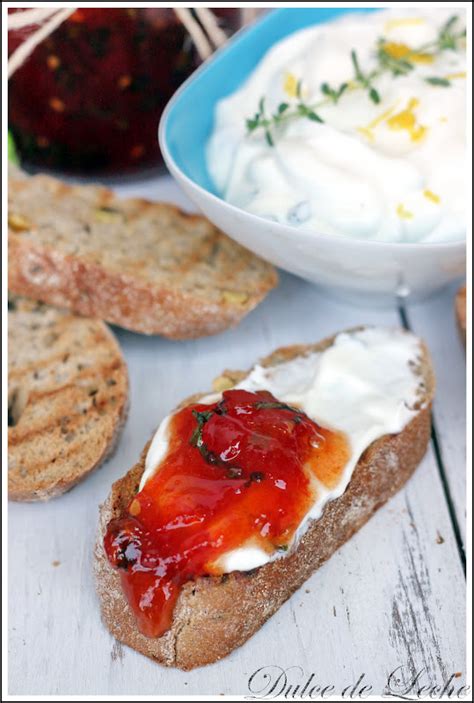 Servírovaný rajčinový džem s pečivom a syrom