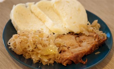 Ilustrácia bravčovej pečene na tanieri s knedľou