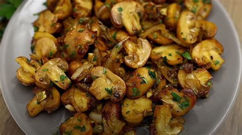 Šampiňóny pripravené na obaľovanie