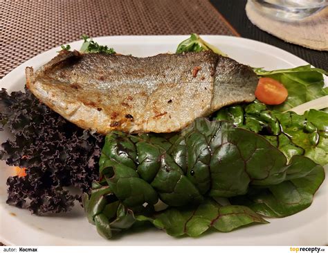 Ilustračná fotografia pripraveného pstruha na tanieri