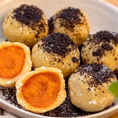 Ovocné guľky z krupice pripravené na varenie