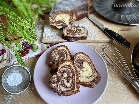Hotová plnená hrnčeková bábovka