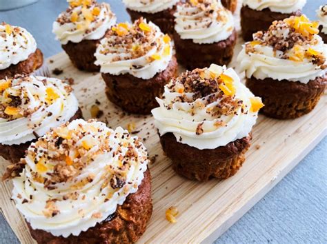 Hotové vegánske mrkvové muffiny s čokoládou a krémom