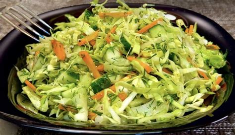 Svieži šalát s fazuľovými strukmi a mrkvou