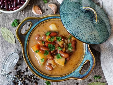 Miska s fazuľovou polievkou