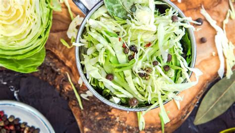 Ilustrácia procesu kvasenia kapusty v keramickom sude