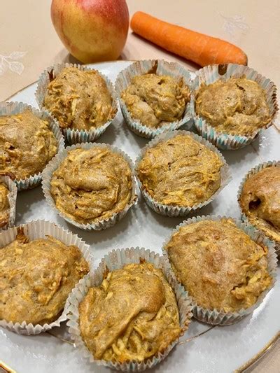 Nastrúhaná mrkva a jablká pripravené na muffiny