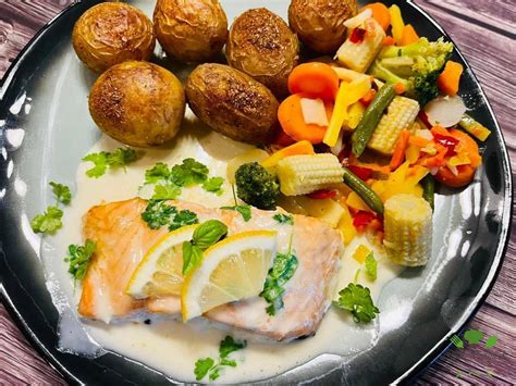 Zostava príloh k rybe: pečené zemiaky, šalát, zelenina