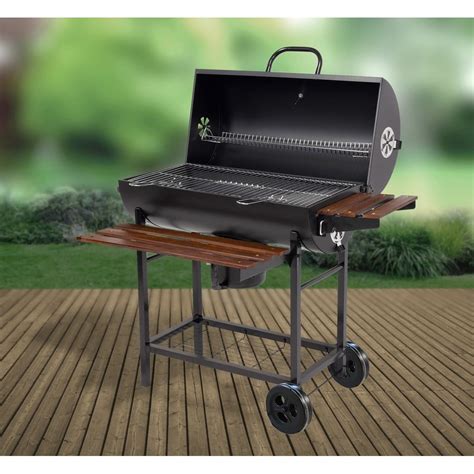 Gril na drevené uhlie Cattara Taranto v záhrade