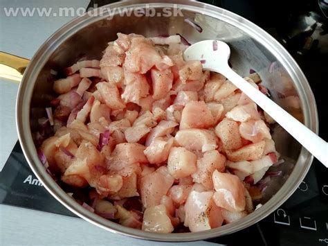 Fotografia hotovej pečenej perličky na slanine a mede