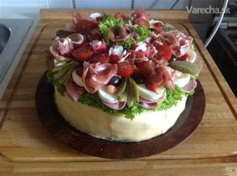 Obložená misa torta ako hlavné jedlo
