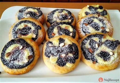 Ilustračná fotka tradičných slovenských koláčov s tvarohom a lekvárom