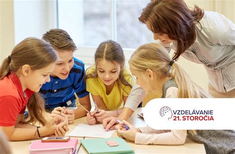 žiaci pracujú na drevenom stolíku