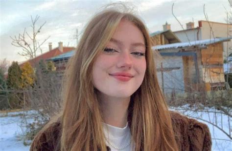 Dievča s účesom z chvostov a stuhy