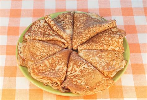 Ilustrácia rôznych jedál pripravených z amarantovej múky (chlieb, palacinky, muffiny)