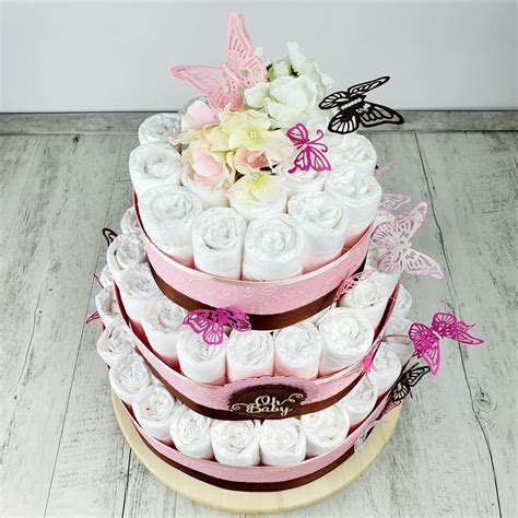 Proces skladania plienok na výrobu torty