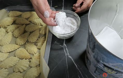 Proces tvarovania a obalovania sušienok v práškovom cukre