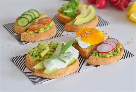 Toast s avokádovou nátierkou a zeleninou