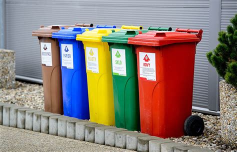 Farebné kontajnery na triedenie odpadu
