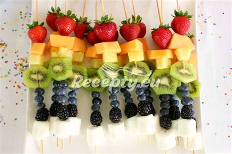 deti pripravujúce ovocné špízy