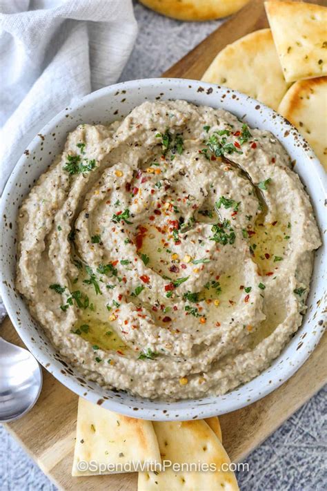 Ilustračné foto hotovej nátierky Baba Ganoush s pita chlebom