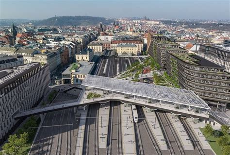 Interiér železničnej stanice s informáciami pre cestujúcich