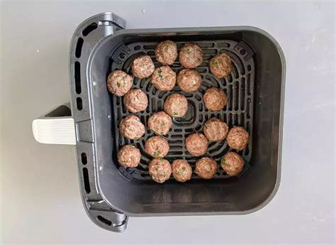 Mäsové guľky pripravené v teplovzdušnej fritéze